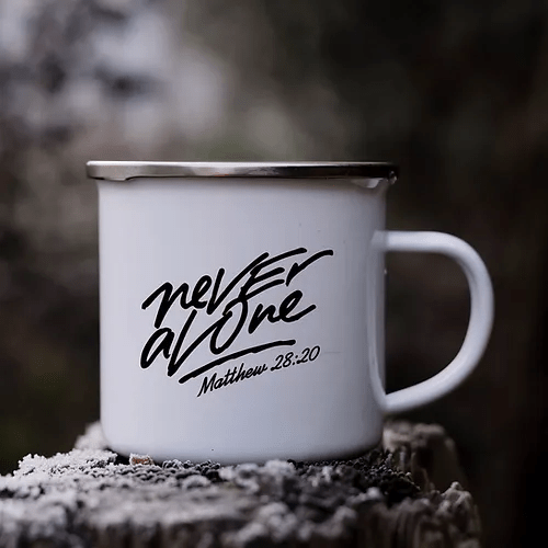 Tasse émail "Never alone" (Script)