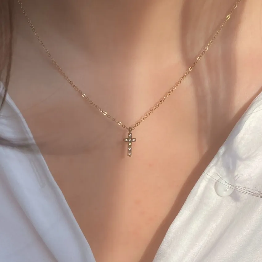 Collier avec pendentif mini croix avec strass